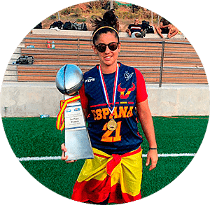 Raquel con el trofeo conseguido por la selección nacional de flag football en el último Campeonato de Europa, disputado en 2019 en Jerusalén.