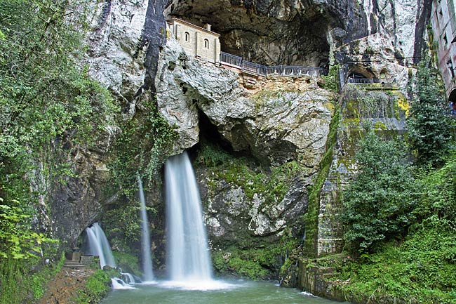 Santa Cueva en Covadonga. Cangas de Onís.