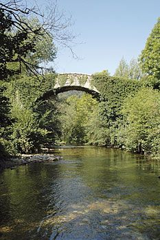 Puente de piedra sobre rio