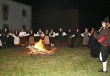 Integrantes de El Carbayu en una actividad sobre las 'bruxas'