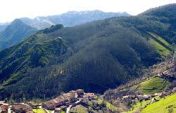 Bandujo, ejemplo de aldea asturiana tradicional en el concejo de Proaza.