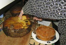 Cortando una Borona Preñada, uno de los platos estrella de las Jornadas