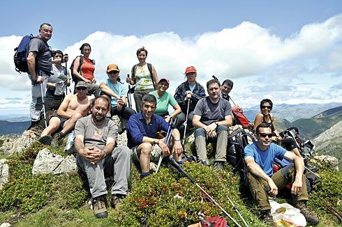Miembros del G.M. Moscón en el Pico Tarambico (Somiedo)