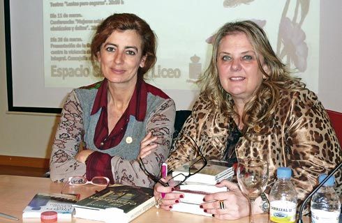 La escritora Angeles Caso y Celestina Mastache, Concejala de Mujer y Cultura.