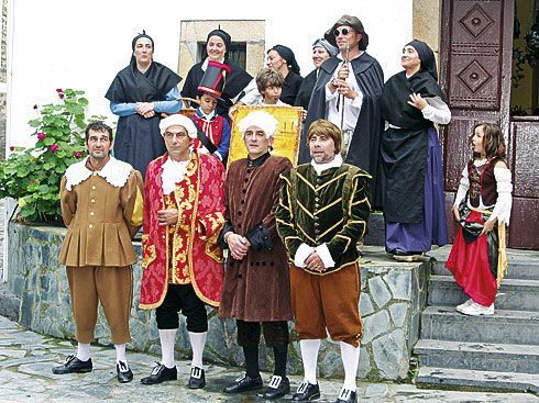 Grupo de Teatro Baluarte, ataviado para escenificar el desembarco de Jovellanos.