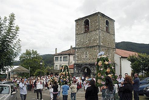 Procesión del ramu organizada por la Asociación Cultural San Roque de Libardón.