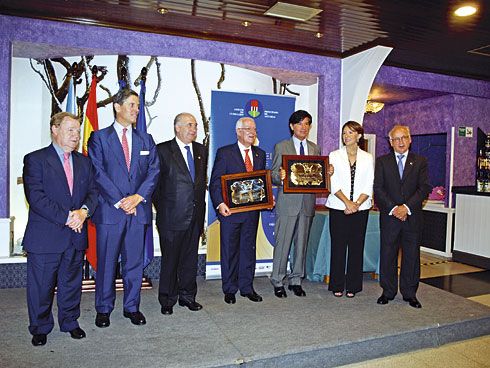 Homenajeados en la XXXII Amuravela de Oro, junto a miembros de Amigos de Cudillero y autoridades.