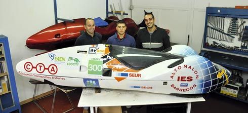 De izquierda a derecha: Francisco Díaz, jefe de equipo, Víctor Asenjo, piloto, y Luis Montero con el prototipo de coche eléctrico premiado.