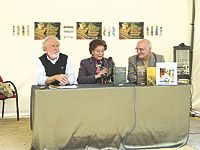 Silvino Losa, Matilde García-Mauriño y Juan Méjica en la Feria del Libro de Navia.
