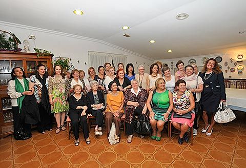Gloria Grande Mingo acompañada por el Club de Guisanderas de Asturias
