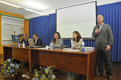 Myriam Hernández inauguró la “Semana de la Seguridad 2013, que organizó el IES Juan de Villanueva de Pola de Siero, el pasado 21 de octubre