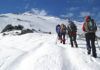 Montañeros equipados para la nieve