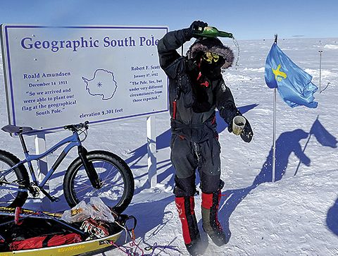 Juan Menéndez Granados en su expedición al Polo Sur en dos ruedas