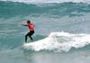 Practicando surf en la costa de Tapia