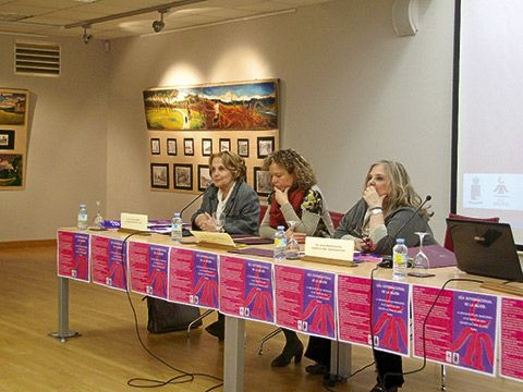 Paz Fernández Felgueroso, Mari Cruz Fernández y Celestina Mastache durante la presentación del IV Plan de Igualdad en Navia.