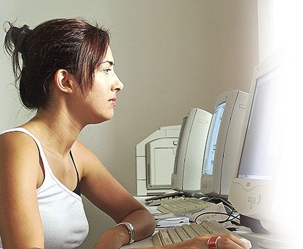Mujer con ordenador