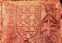Escudo con indescifrables inscripciones en la torre de Cazu (Ponga).