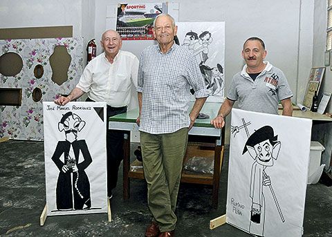 De izquierda a derecha: Arsenio González, Eladio Sánchez y Armando Felgueroso entre caricaturas de Marola