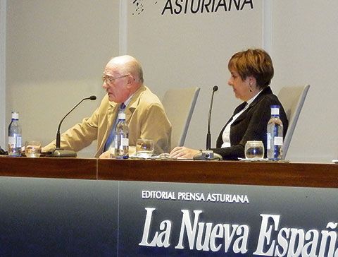 El Presidente de la asociación, Florentino Martínez, en la Conferencia "Desde las raíces: a sus emigrantes"