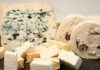 Queso azul, queso de rulo con arándanos y en primer lugar queso Afuega'l Pitu