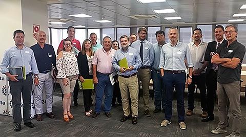 Pablo García Vigón con los asistentes al grupo de networking en Silvota.