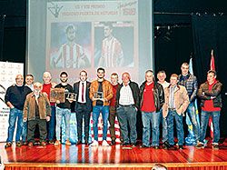 Entrega del premio "Puerta de Asturias" a Nacho Cases y Sergio Álvarez por la Peña Sportinguista Vegadeo