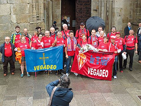 Miembros de la Peña Sportinguista en Lugo por la promesa del ascenso