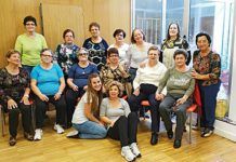 Integrantes de la Asociación de Mujeres Dulce Chacón en el taller de baile creativo
