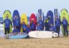 Alumnos de la Escuela de Surf Lampariego (playa de Penarronda)