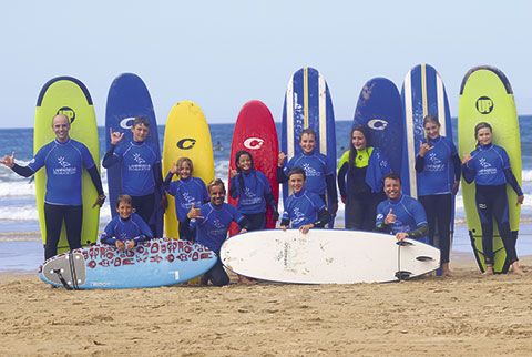 Alumnos de la Escuela de Surf Lampariego (playa de Penarronda)