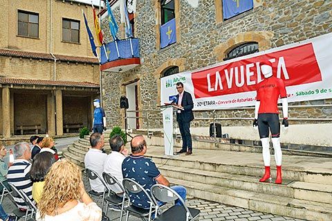 El director de La Vuelta Javier Guillén en la presentación de la Etapa en Riosa