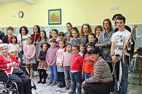 Rosa Fernández, a la dcha.y en cuclillas, con alumnos y profesores de la escuela con motivo del concierto de Santa Cecilia, en Tineo
