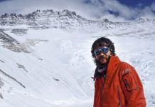 Jorge Egocheaga frente a la pared del Lhotse