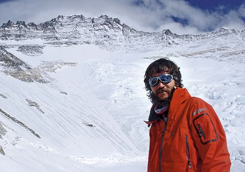 Jorge Egocheaga frente a la pared del Lhotse