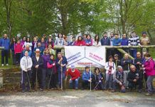 Participantes en el campo de las Virtudes, con motivo de la ruta de senderismo efectuada el pasado mes de abril que dio a conocer una zona interior del concejo poco frecuentada