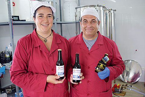 Mónica Fernández y Ricardo Suances en su fábrica de Naviega Cerveza Artesana situada en Andés (Navia)