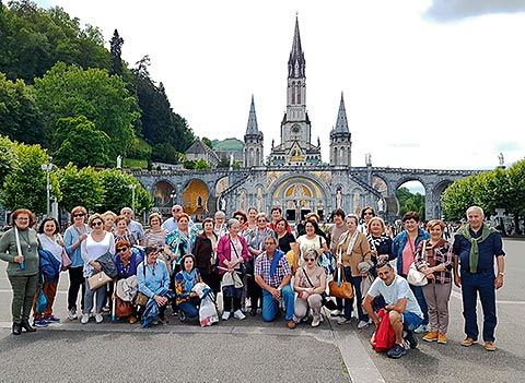 Foto de grupo en un viaje organizado por la Asociación CIMA a Lourdes y Biarritz