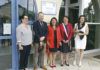 La alcaldesa, Charo Fernández, junto con su homóloga francesa, descubre una placa conmemorativa en Sanguinet, el pasado junio