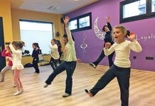 Emma Delgado impartiendo una clase de danza moderna en la escuela Layalina Danza