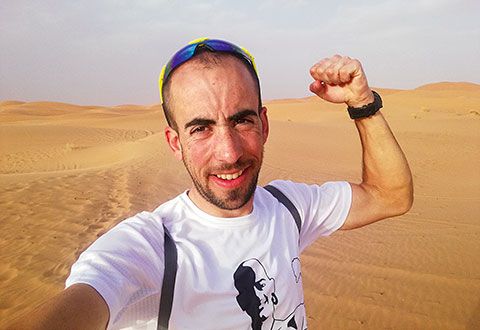 Iván Glez. en las dunas de Merzouga, en el descanso de una de las etapas de la Titan Desert (Sáhara)