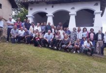 Miembros de la Asociación Cultural San Roque de Arobes ante la capilla de San Roque