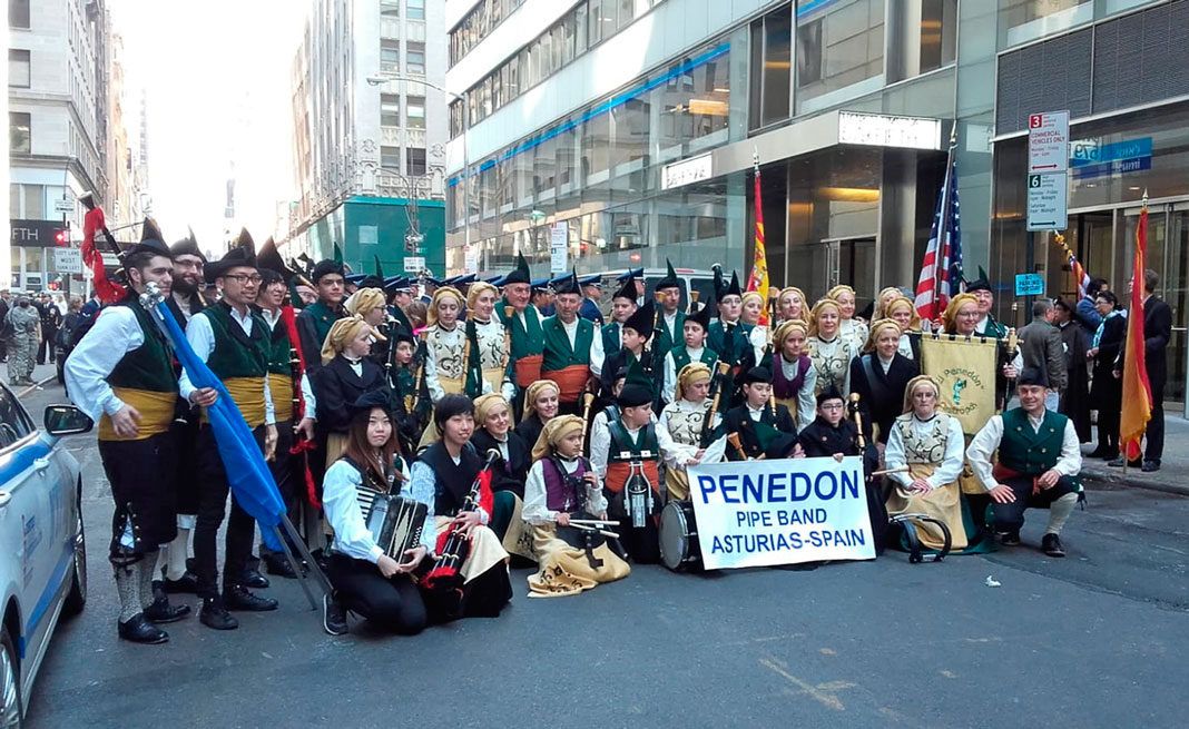 Banda de Gaitas El Penedón (Castropol) en Nueva York / Foto: BG El Penedón