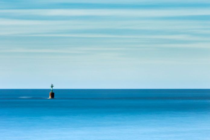 Baliza en la Ría del Eo que marca el límite entre Asturias y Galicia /Foto: E. Arenas