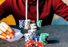 joven apostando en un casino