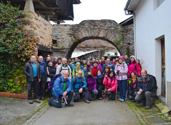 Miembros del grupo de montaña Estoupo (Valdés)en Brieves realizando la ruta del Camino de Santiago del interior