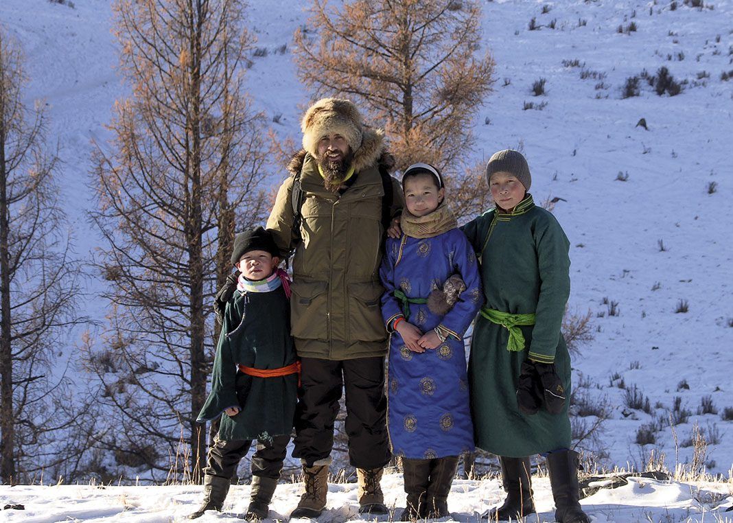 Alex Galán junto a los niños de una familia nómada en Mongolia