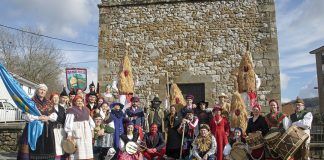 El Grupo folclórico Los Yerbatos acompañan a los Sidros de Valdesoto (Bimenes)