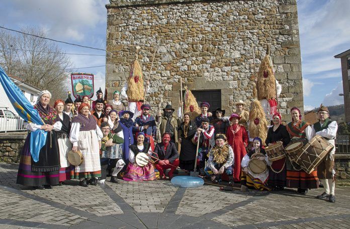 El Grupo folclórico Los Yerbatos acompañan a los Sidros de Valdesoto (Bimenes)