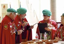 Miembros del jurado valoran la calidad del arroz con leche en el Festival de Cabranes