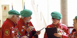 Miembros del jurado valoran la calidad del arroz con leche en el Festival de Cabranes